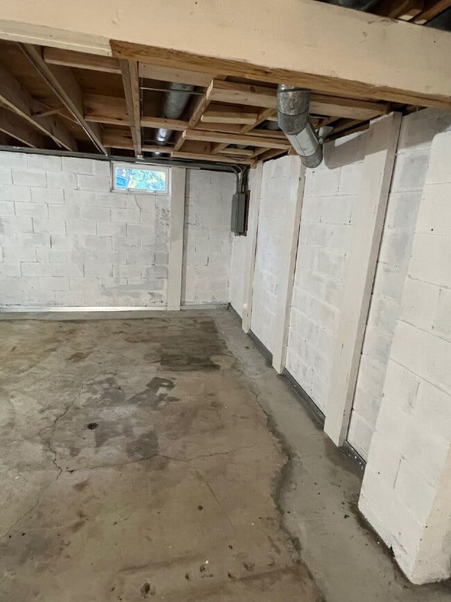 Building Photo - 3 Bedroom Duplex on South Side of Des Moines Available!