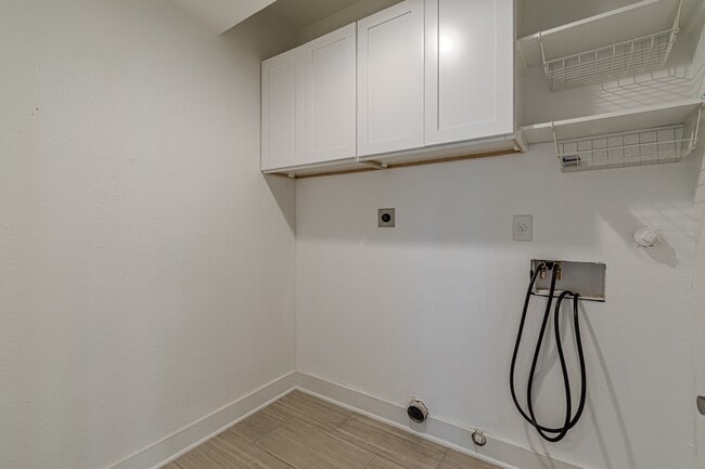 Building Photo - 311 W Mistletoe Ave