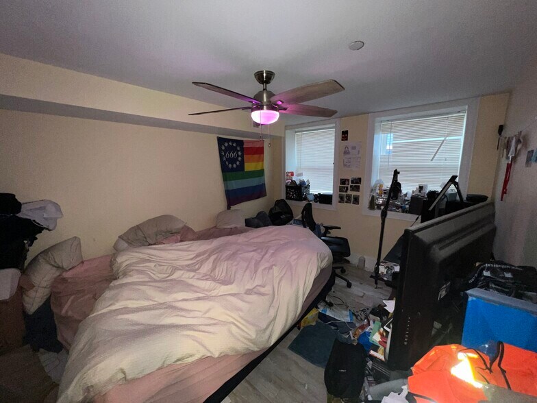 Building Photo - 118 Holland St