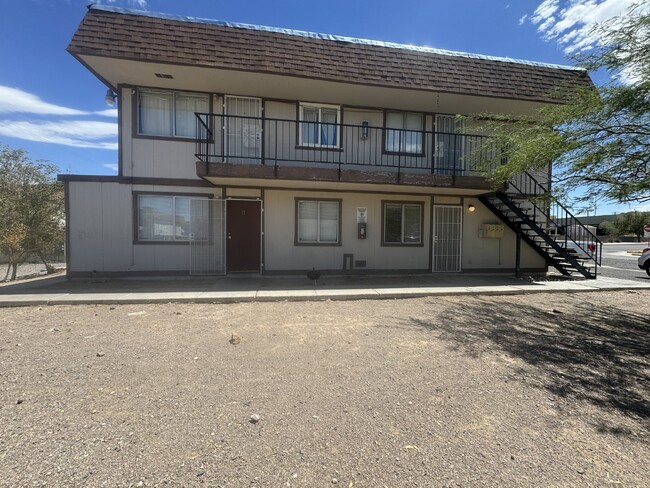 Building Photo - Freshly Updated 2 bed, 1 bath Upstairs Con...