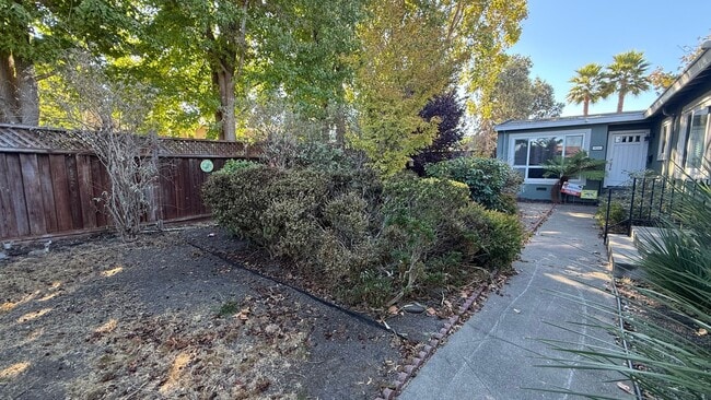 Building Photo - 922 Fargo Ave