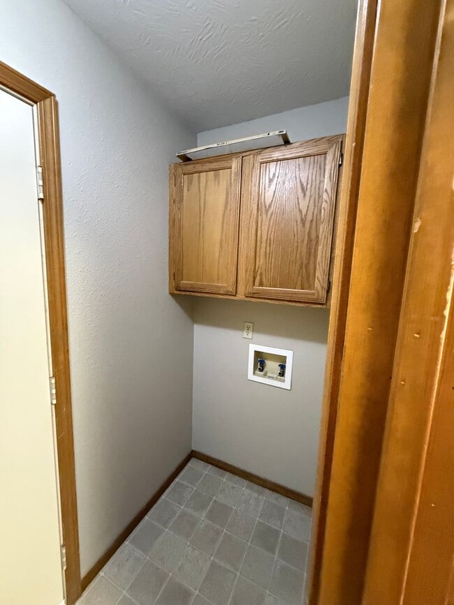 Building Photo - 2 bed 2 bath duplex