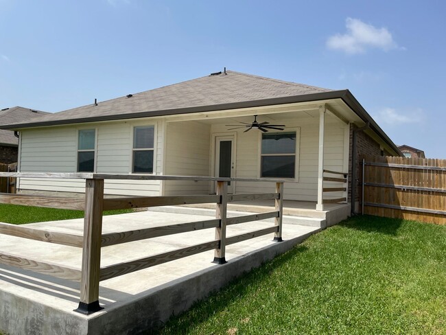 Building Photo - Available Now | Modern Single-Story 3 Bed, 2 Bath | Separate Office/Den | Big Yard | Pet Restrict...