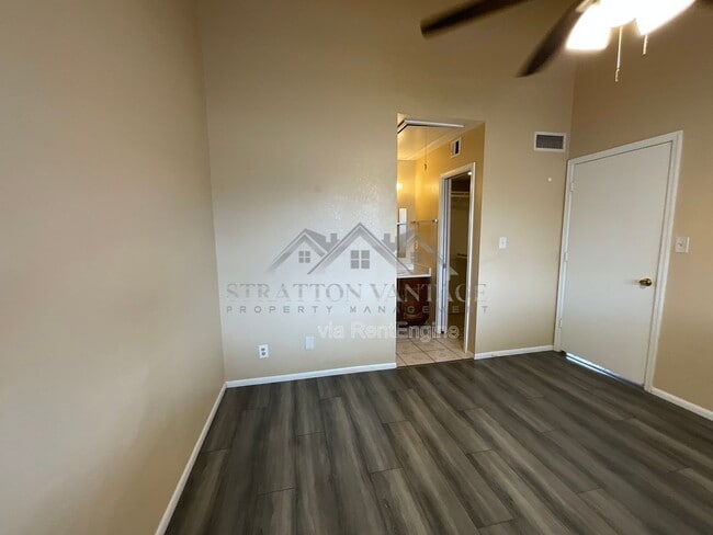 Building Photo - 405 E Bruce Ave