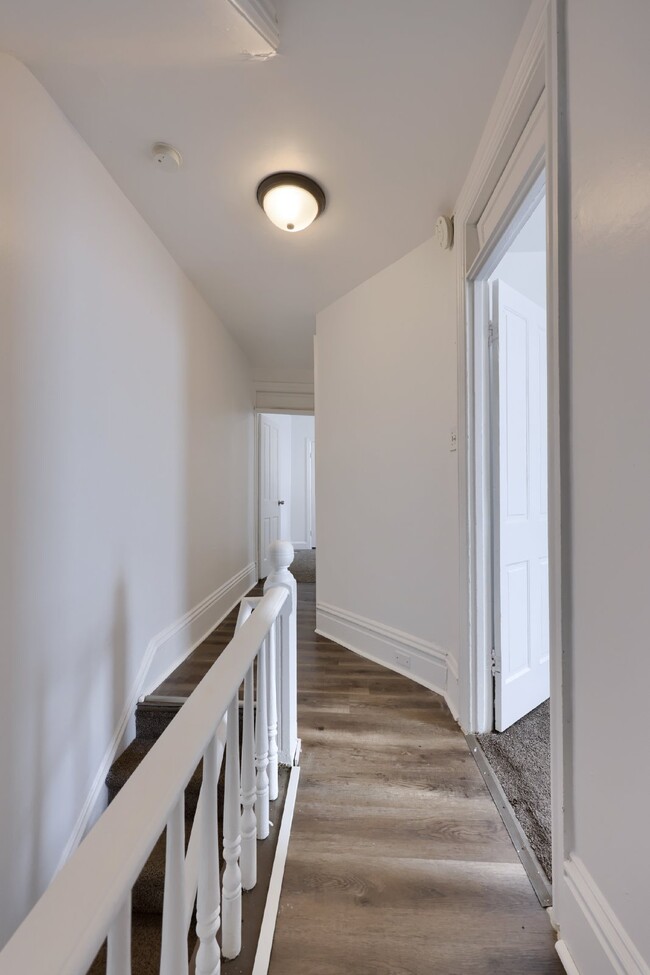 Building Photo - 5 bedroom 1.5 bath. Home available now.