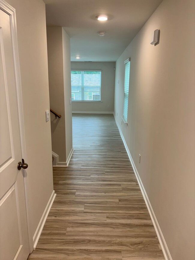 Building Photo - Brand New End-Unit Townhome in Charlotte!