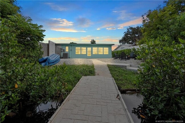 Building Photo - 30 SW Hideaway Pl