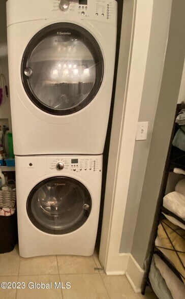 Washer/Dryer in Bathroom - 104 Catherine St