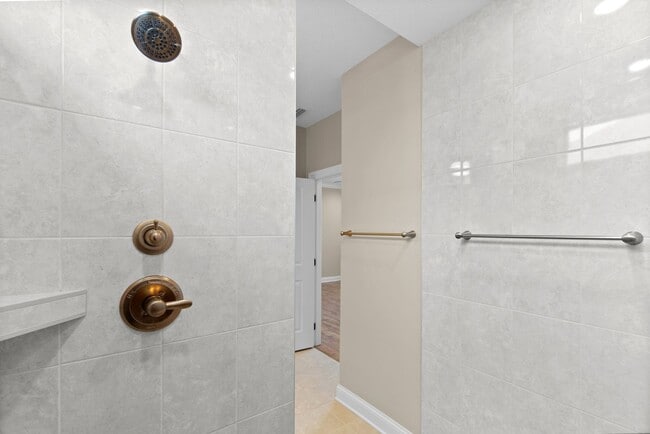 Building Photo - Luxury Maintenance-Free Former Model Home in Grove City – 2 Bed, 2 Bath Ranch