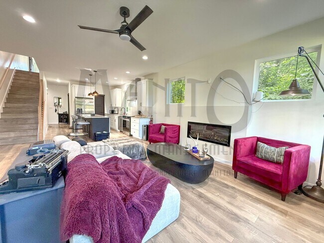 Building Photo - Beautiful Townhouse Steps From Centennial ...