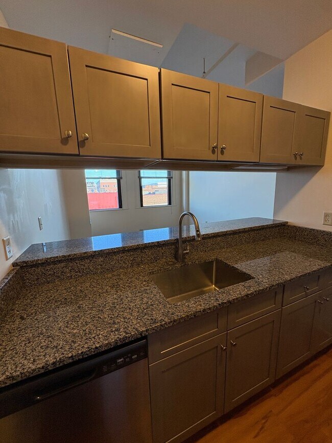 Building Photo - Updated 1-BEDROOM LOCATED DOWNTOWN