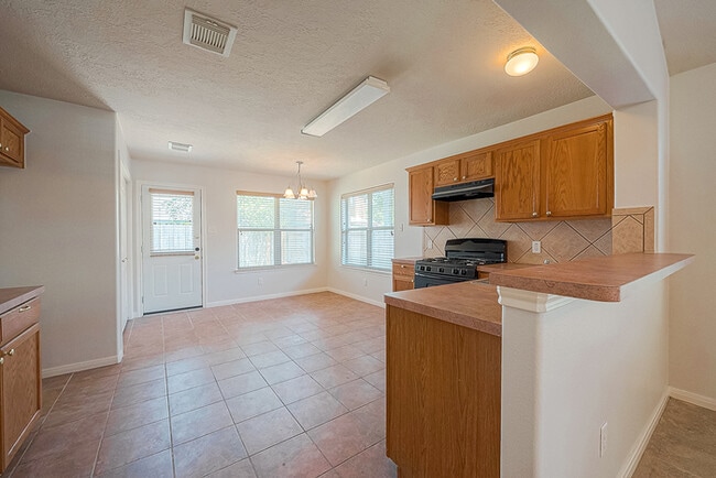 Building Photo - Spacious 3-Bedroom, 2-Bathroom Home with F...