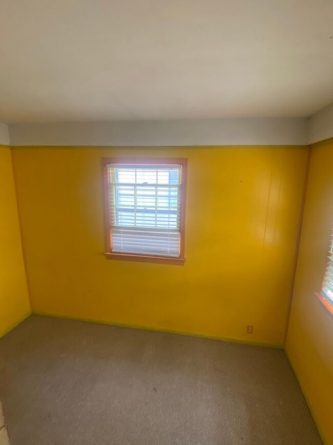 Building Photo - Adorable Capecod 4 bdrm/1.5 bath Home w/Office Located on Monument Ave. Near Willow Lawn!