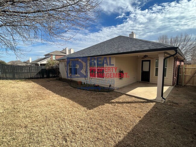 Building Photo - Spacious Single Story Home in a Great Loca...
