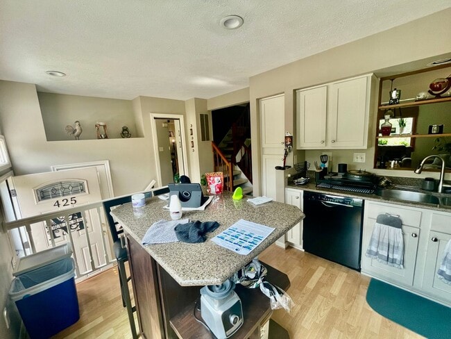 Building Photo - Charming and Spacious 3-Bedroom Home for R...