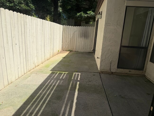 Building Photo - Gorgeous 2 bedroom 2 bath duplex in the trees