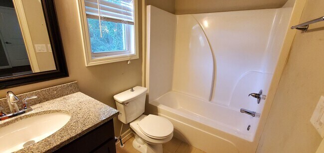 Building Photo - Preleasing for Fall 2026 - 4 Bedroom 4 Bat...