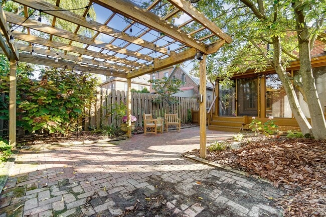 Building Photo - 557 S Grant Ave