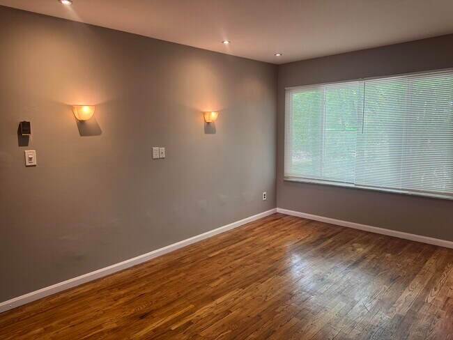 Building Photo - 4859 Mansfield Ave