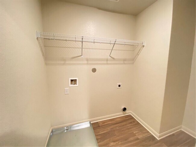 Building Photo - 325 Crescent Park Dr