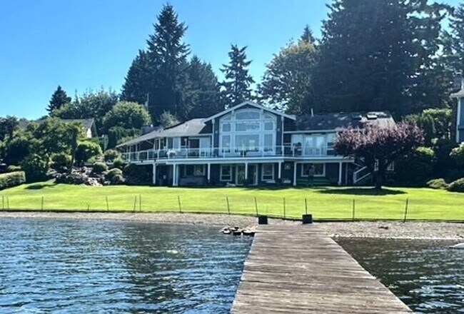 Building Photo - Lakefront Living at Its Best!