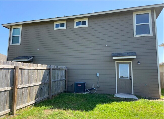 Building Photo - "Spacious 3-Bedroom Condo Oasis with 2.5 Baths in San Antonio – Your Perfect Retreat!"