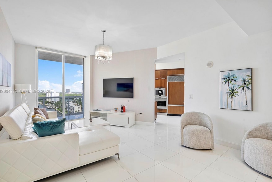 Building Photo - 15811 Collins Ave