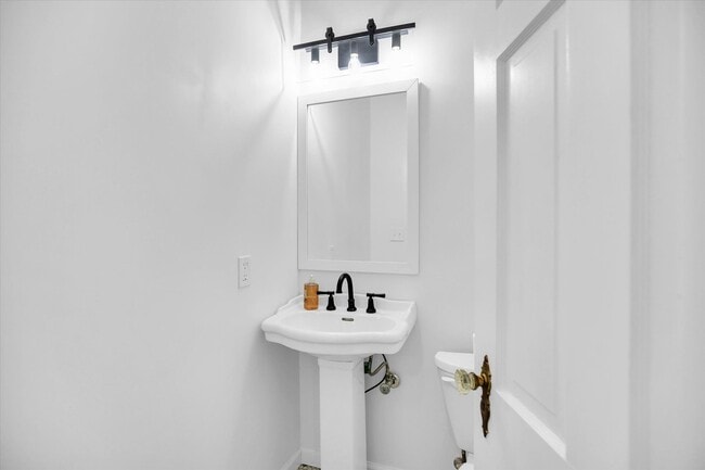 Building Photo - 1212 W Healey St