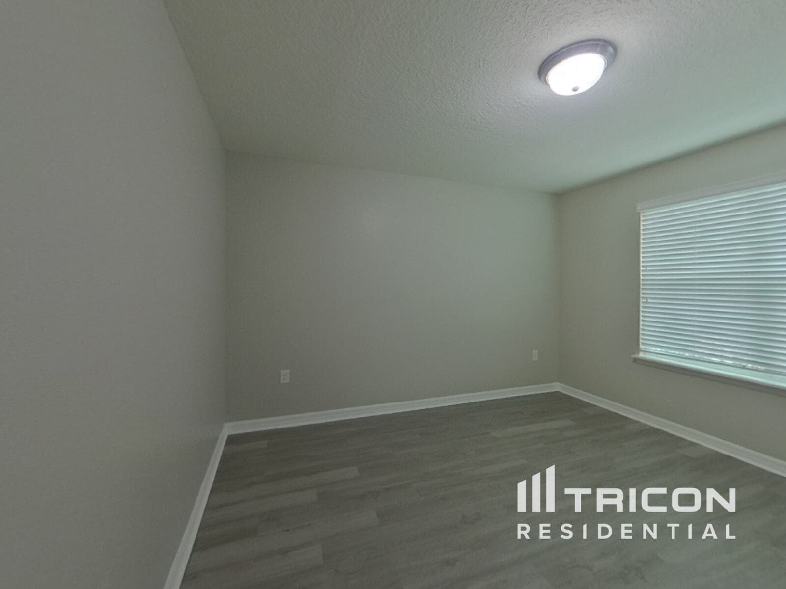 Building Photo - 5263 Villa Rosa Ave