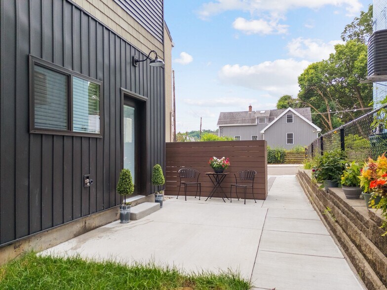 exterior rear patio - 4249 Chambers St