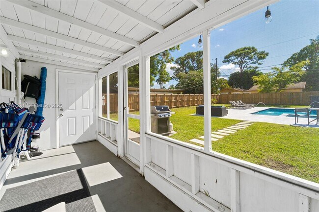 Building Photo - 1464 NE 24th St