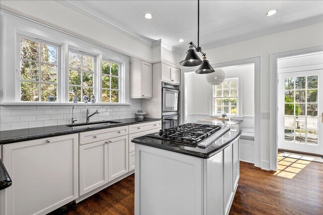 Building Photo - Manor Woods 5 Bedroom 2.5 Bathroom Colonial Home