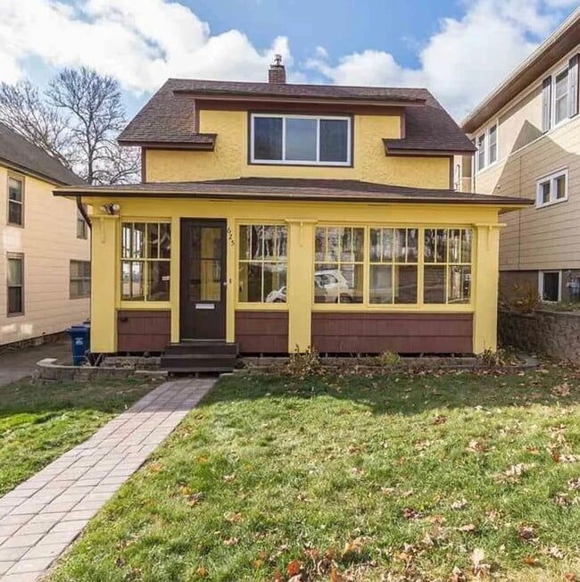 Primary Photo - 625 N 16th Ave E