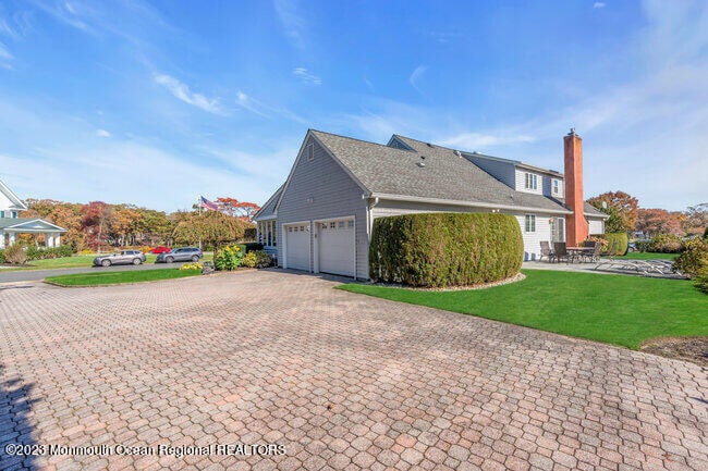 Building Photo - 809 W Lk Dr