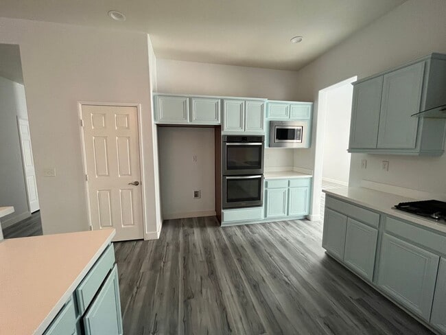 Building Photo - 4 bedroom 3bth Oak Hills area! Close to the 15 Freeway!