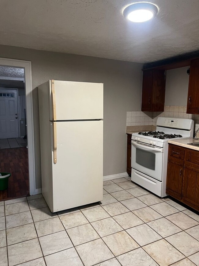 Building Photo - 6128 E 11th St