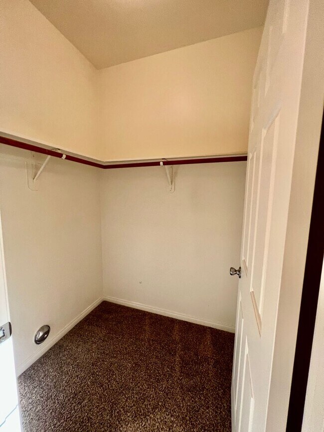 Building Photo - 712 Meadow Grove Ct
