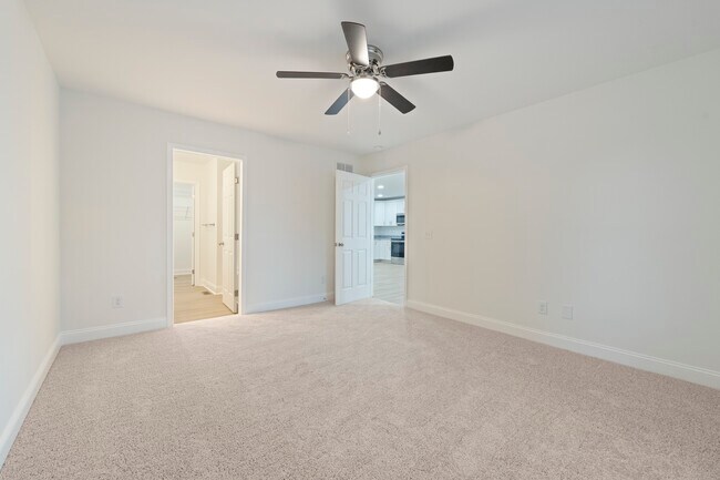 Building Photo - 517 W Cemetery St