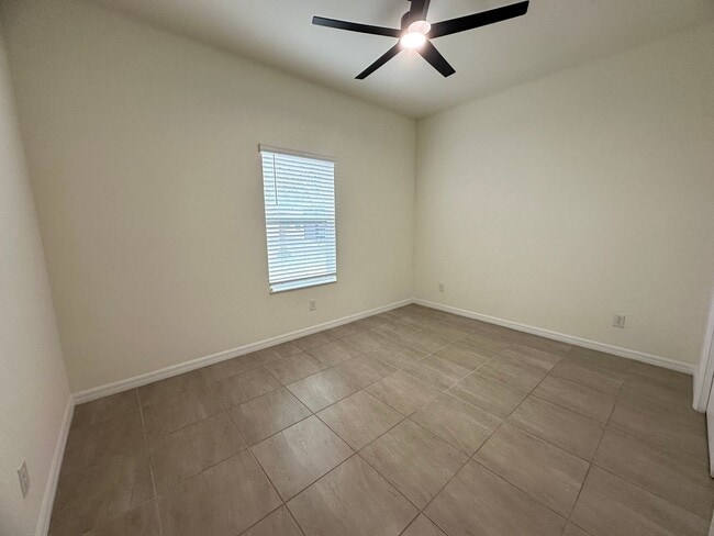 Building Photo - Huge Screened Lanai! Modern & Spacious 4 Bed 2 Bath