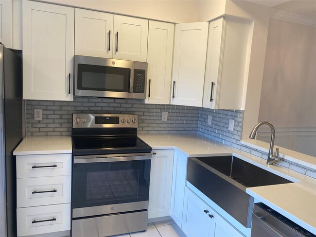 Building Photo - 6241 Pointe Regal Cir