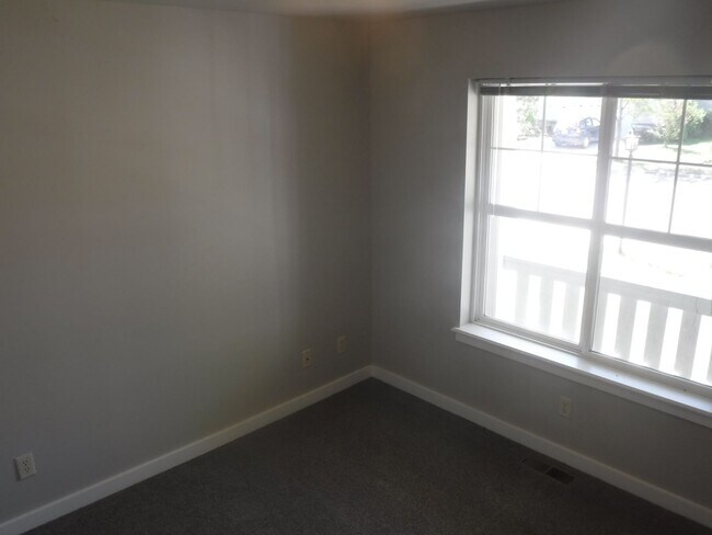 Building Photo - Beautiful Newly Renovated 3 Bedroom Home- ...