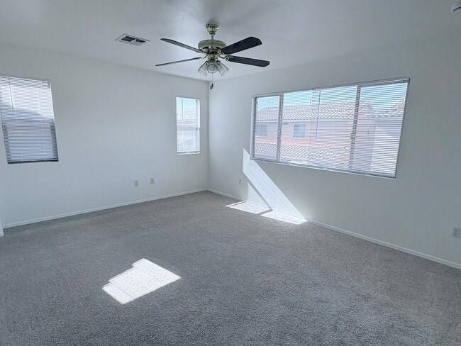 Building Photo - 4 bed/3bath in desirable Paseo Del Rio Community