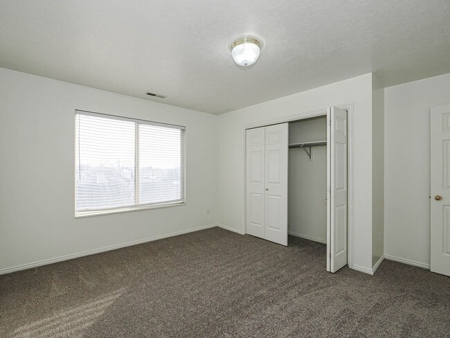 Building Photo - 2 Bedroom, 2 Bathroom Home