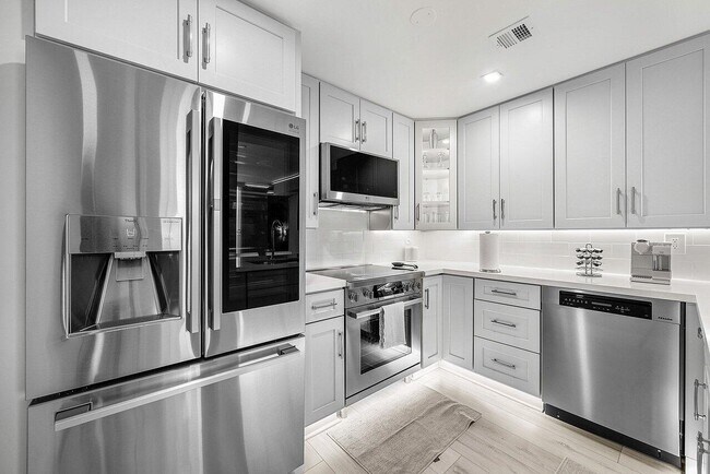 Building Photo - 255 Evernia St