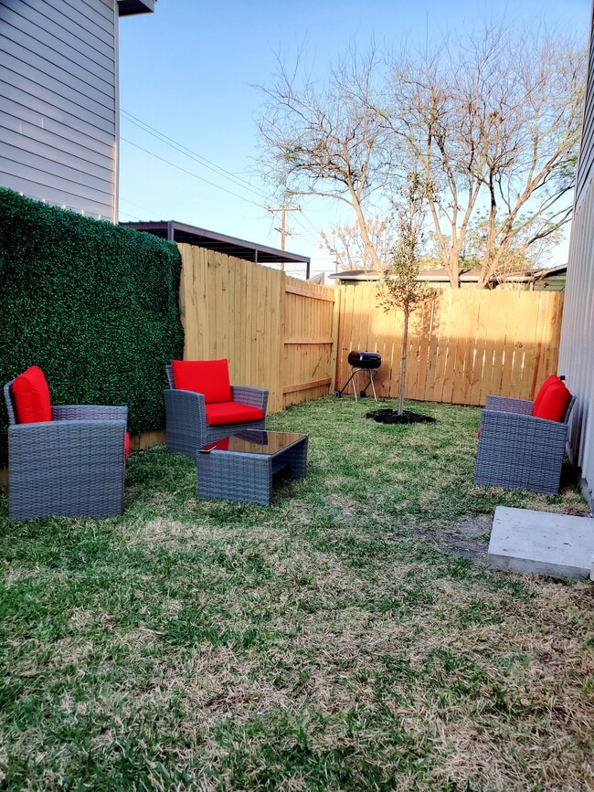 Building Photo - 1527 Lamar St