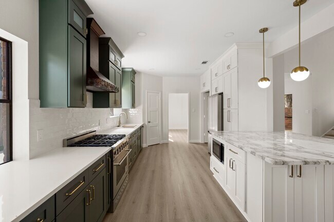 Building Photo - 3223 Country Club Blvd