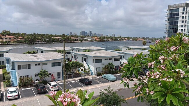 Building Photo - 401 N Birch Rd