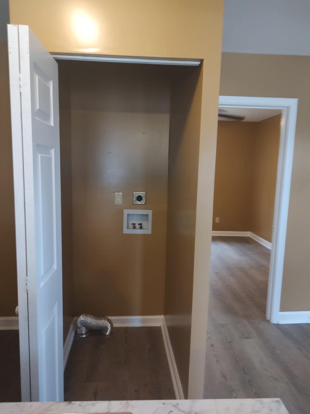 Convenient in-unit Laundry hook-up - 527 Oakland Pl