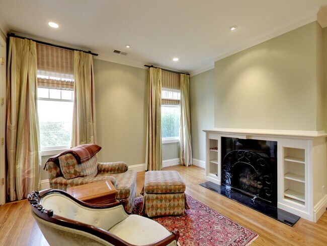 Building Photo - STUNNING 2/2 W/ Dining Room and LARGE Atti...