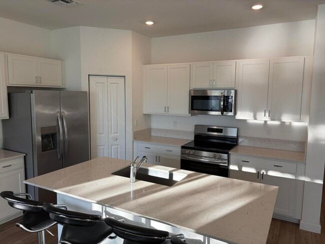 Primary Photo - 4181 Lagoon Shore Dr